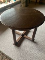 Tisch, rund, alt aus dunklem Holz Niedersachsen - Drochtersen Vorschau