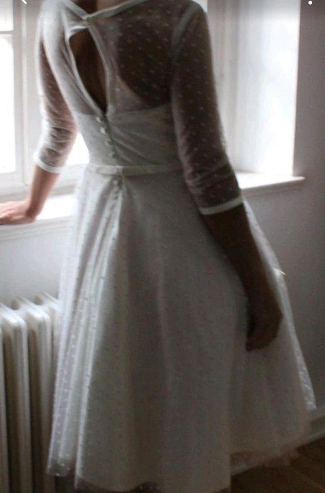 Einzigartiges Brautkleid mit Petticoat – sucht neue Besitzerin in Berlin