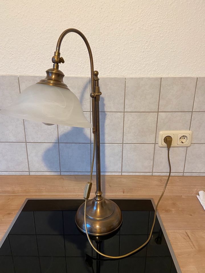 Hochwertige Tischlampe mit Glaslampenschirm in Mülheim (Ruhr)
