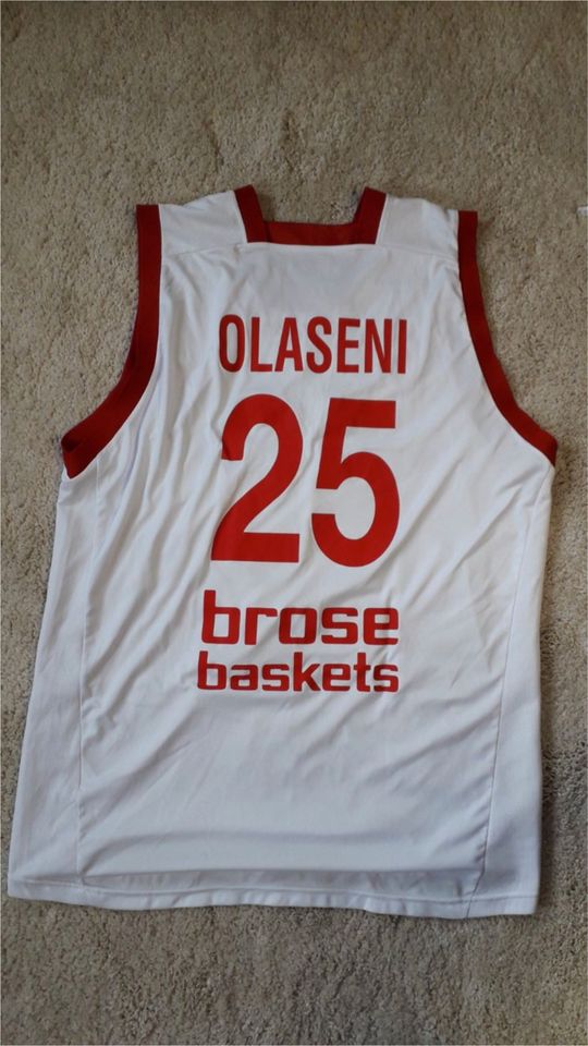 Brose Bamberg Trikot Nr.25 Olaseni + Short Baskets Macron (2) in Ebensfeld