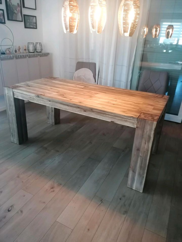 Esstisch aus Holz in Lülsfeld