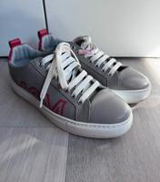 MCM Sneaker Schuhe Leder 37 grau rot Baden-Württemberg - Ladenburg Vorschau