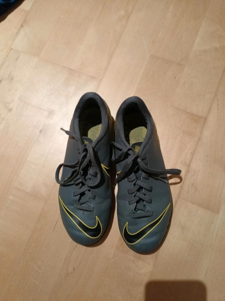 Nike Fussballschuhe Hallenschuhe 36,5 in Kassel