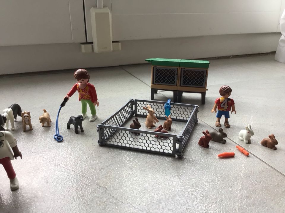 Playmobil Kleintierpraxis, hasenstall und hundegassigeherin in Meerbusch