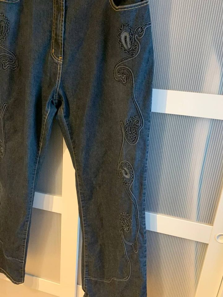 Ulla Popken Gr. 48 Jeans Lang mit Stickerei dunkelblau ohne Wasch in Langen (Hessen)