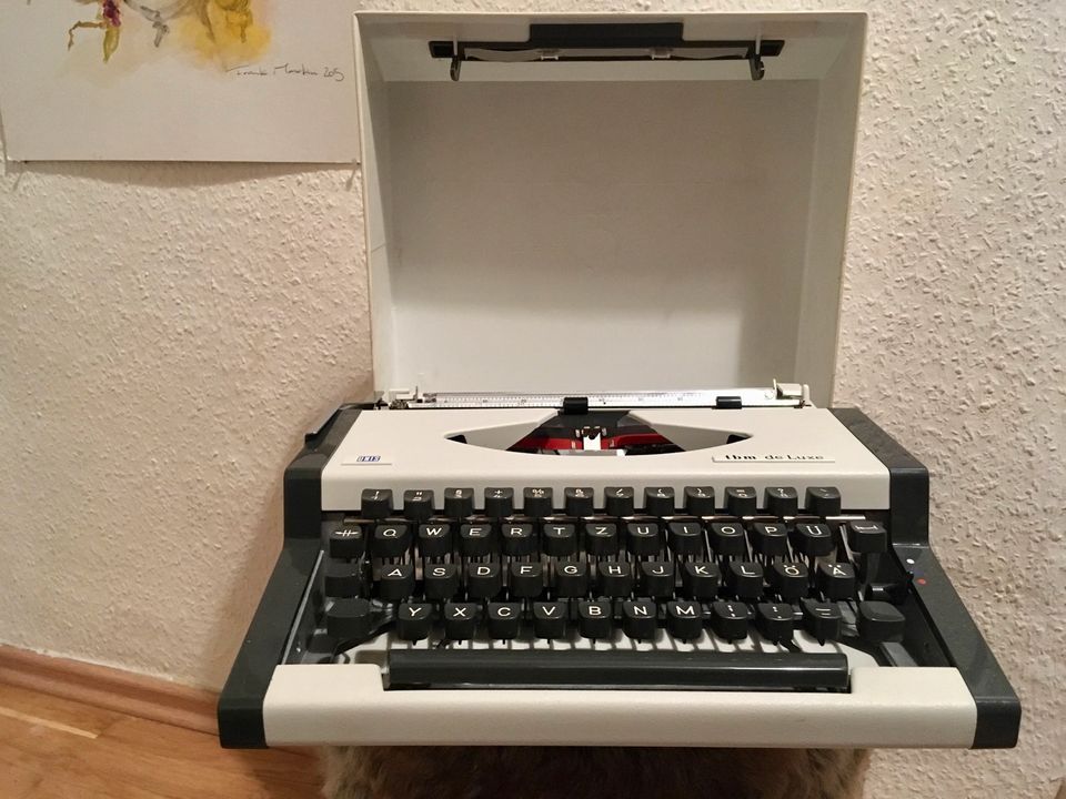 UNIS tbm de Luxe Koffer-Schreibmaschine - Yugoslavia in Berlin