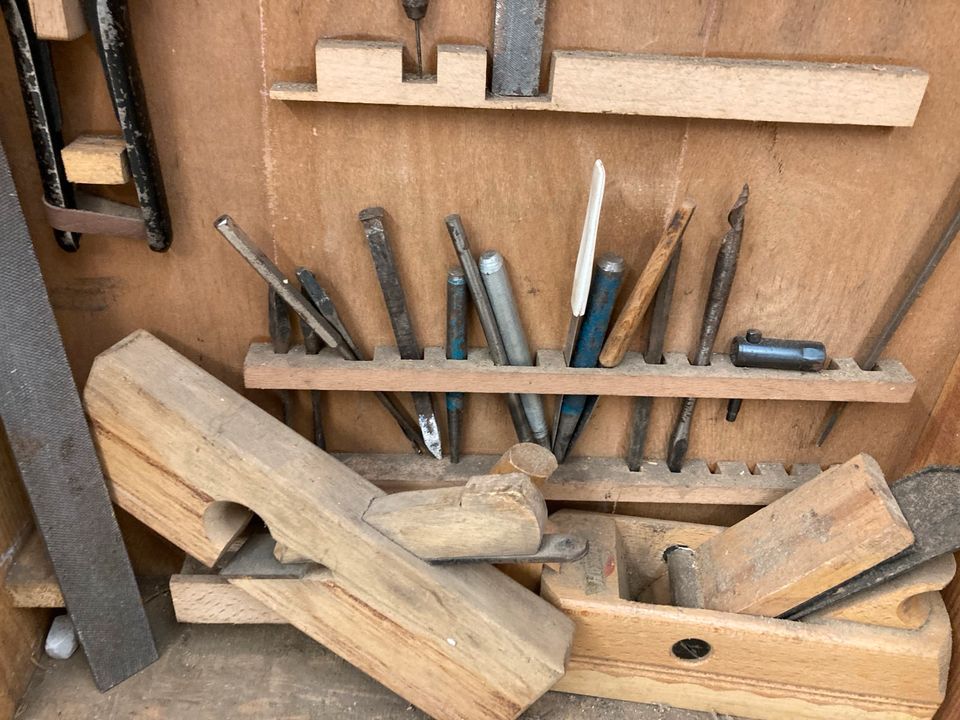 #A Werkzeugschrank mit Werkzeug Holz Hängeschrank Werkstatt DDR in Burgstädt