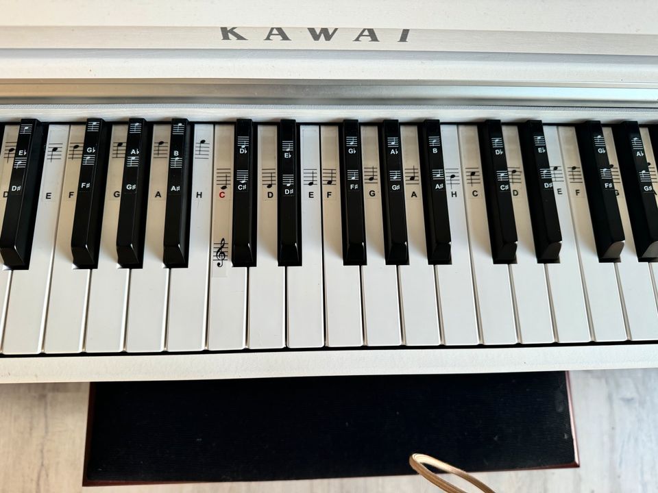 Kawai e Piano CN 17 W in weiß mit Hocker selten benutzt in Magdeburg