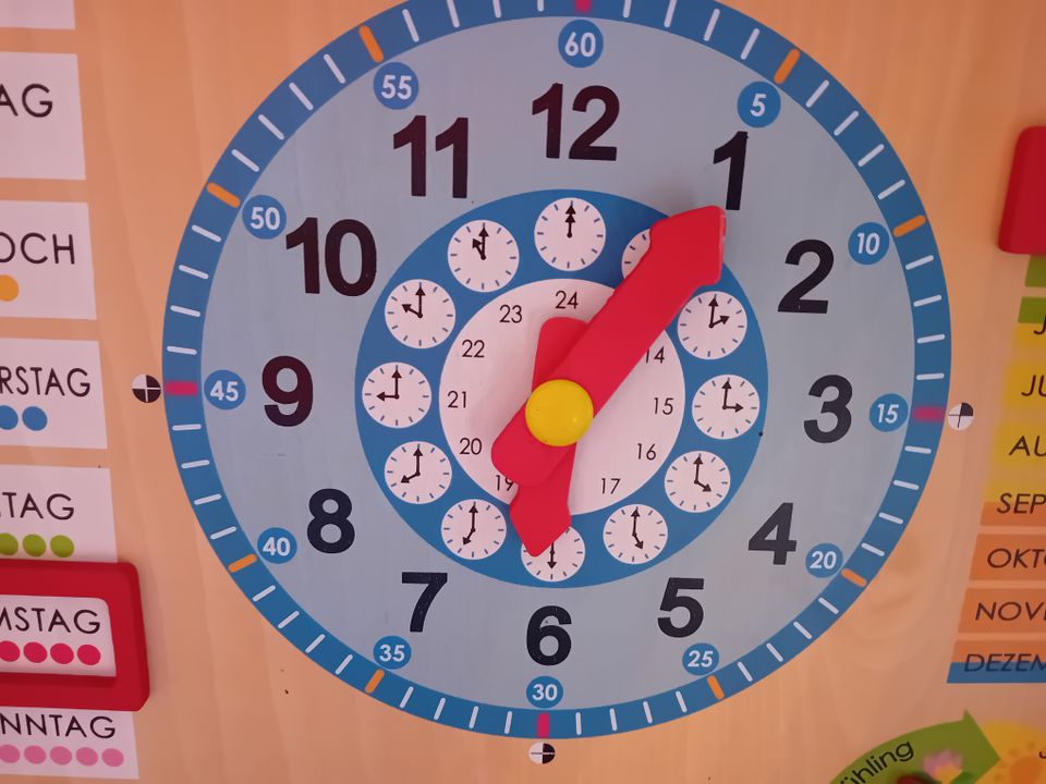Kalenderuhr zum Erlernen der Zeit und Kalender, Holzuhr in Merzig