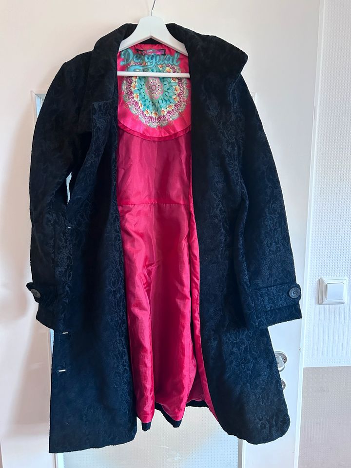 Desigual Mantel mit schwarzem floralen Brokatmuster in Rhauderfehn
