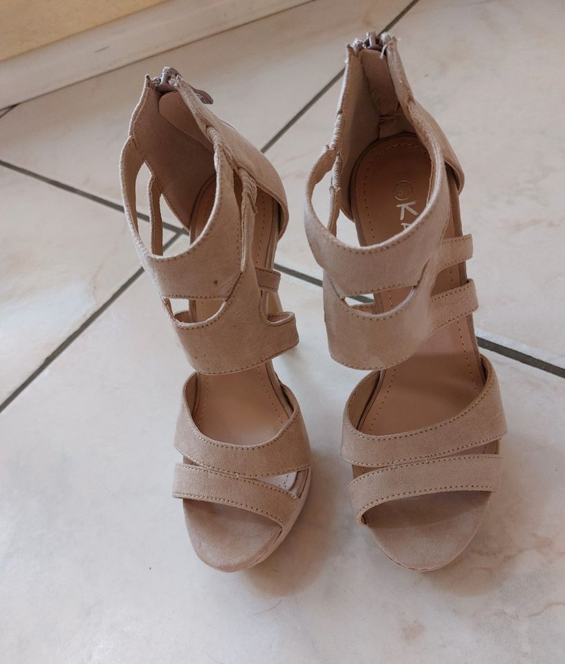 WIE NEU High Heels Plateau Pumps nude Gr. 37 in Dettenheim