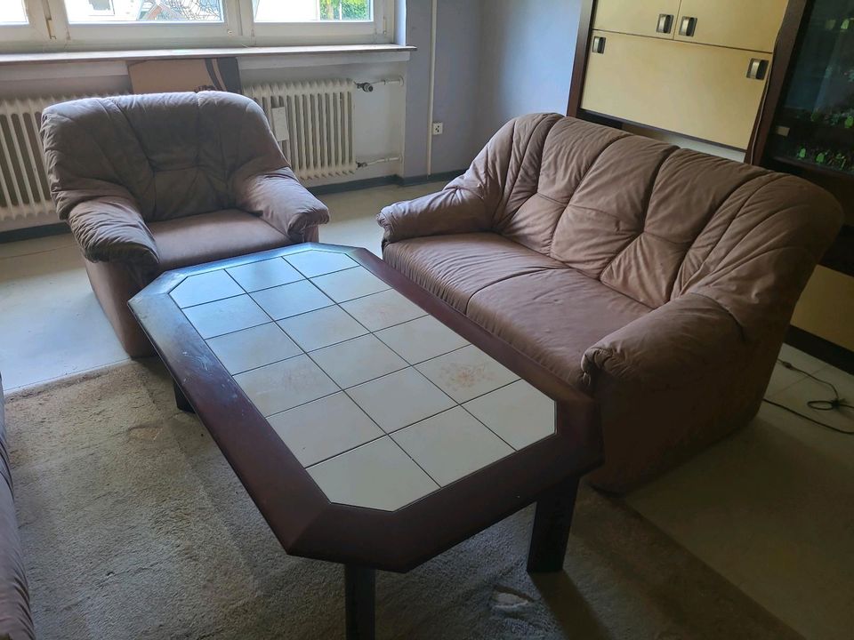 Sofa und Tisch in Baunatal