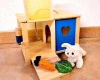 Spielzeug Hasenstall Kaninchenstall Holz Stofftier mit Zubehör Nordrhein-Westfalen - Jüchen Vorschau