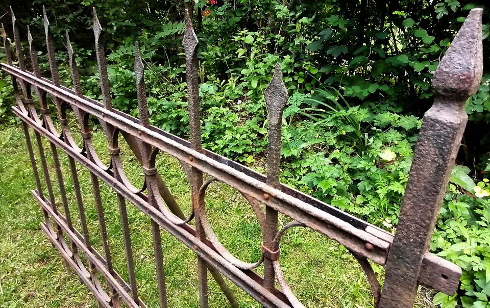 Antiker Eisenzaun Jugendstil geschmiedet massiv in Leipzig