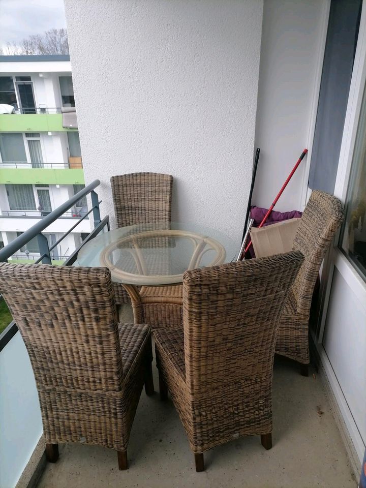 Esstisch mit 4 Stühlen in Ratingen