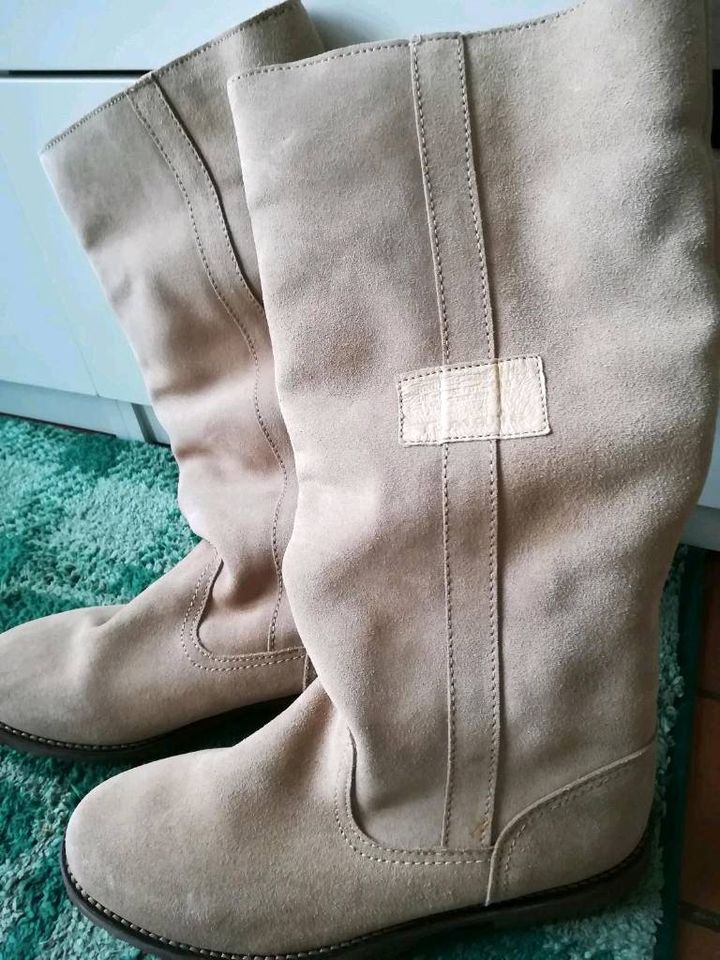 Neue gefütterte Wildleder Stiefel von Tamaris Gr 40 in Flensburg