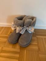 UGG Boots grau mit Schleife Nordrhein-Westfalen - Pulheim Vorschau