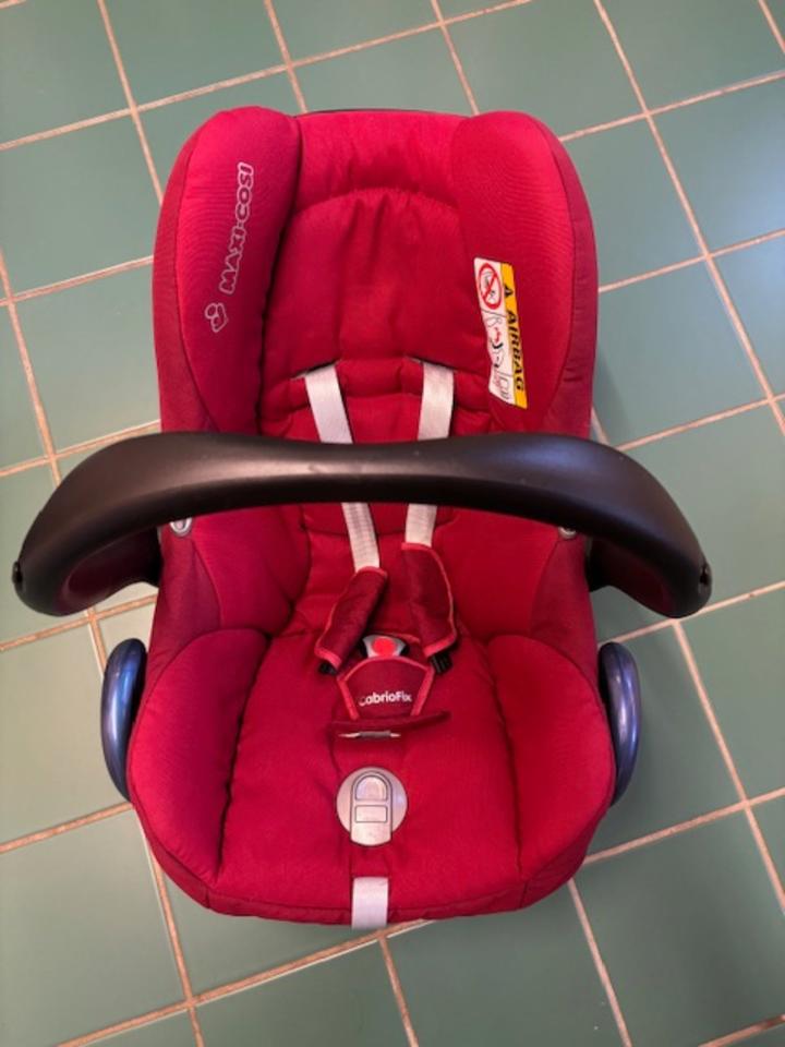 Babyschale, Kindersitz + Basis Maxi-Cosi, Set, Zustand exzellent in Frankfurt am Main