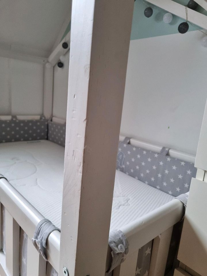 Kindebett/Hausbett inkl. Matratze mit Baby und Junior Seite in Jüchen