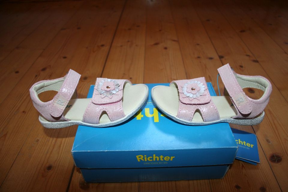 * NEU * tolle Richter Sandalen, rosa mit Glitzereffekt, Gr. 25 in Waltershausen