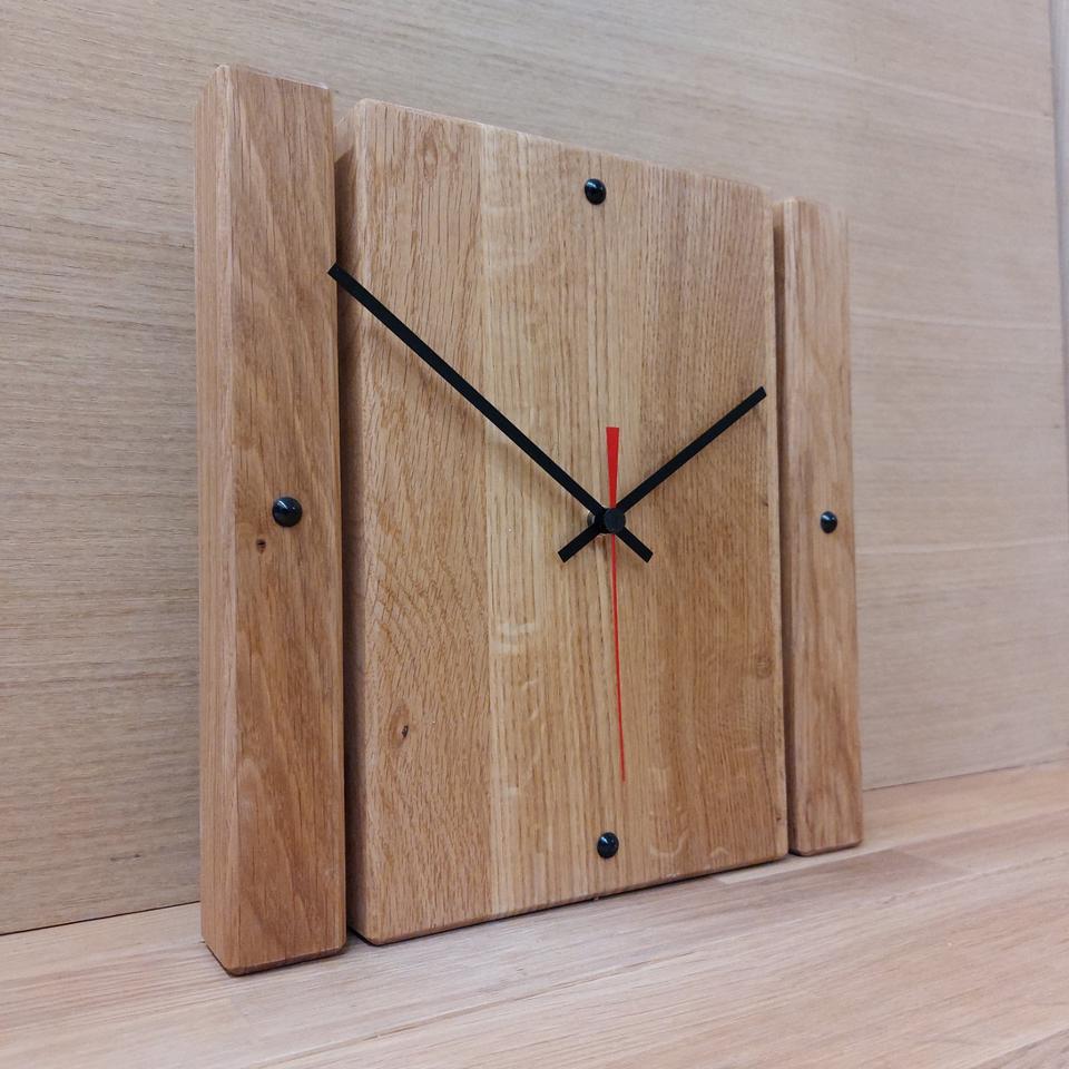 Wanduhr/Tischuhr aus Holz, 30x29x4 [cm], Eiche massiv, modern in Gersheim