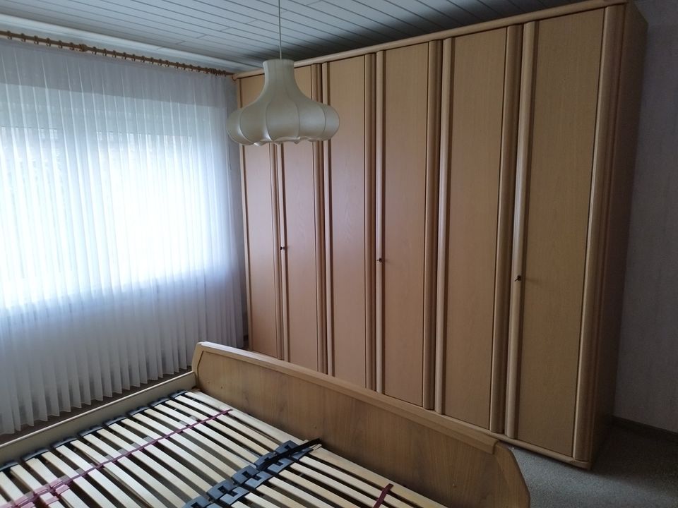 Komplettes Schlafzimmer, Bett, Schrank, Kommode, Lattenrost in Westoverledingen