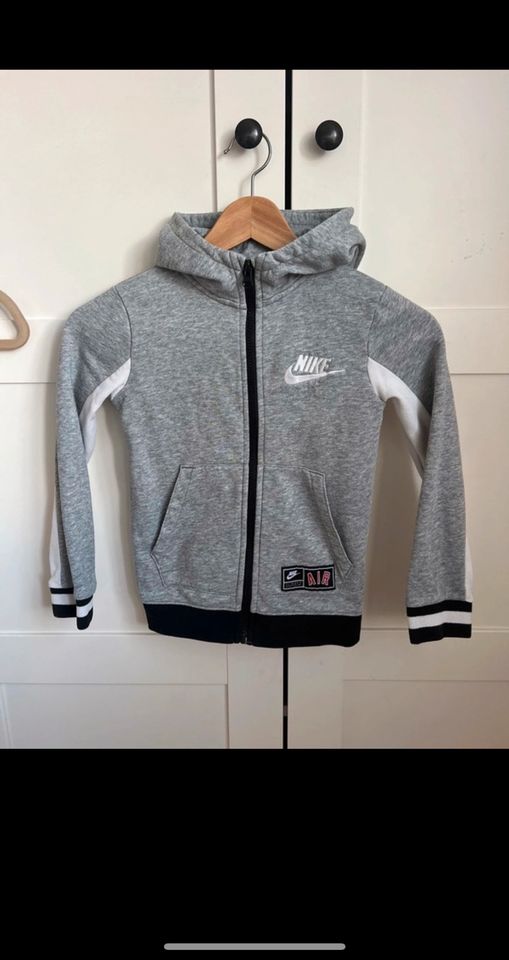 Nike Sweatjacke Größe 110/116 in Essen