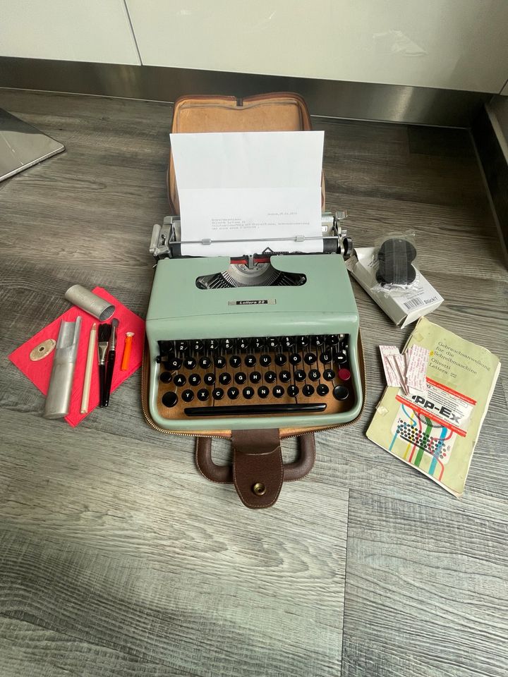 Olivetti Lettera 22 Schreibmaschine in Aachen