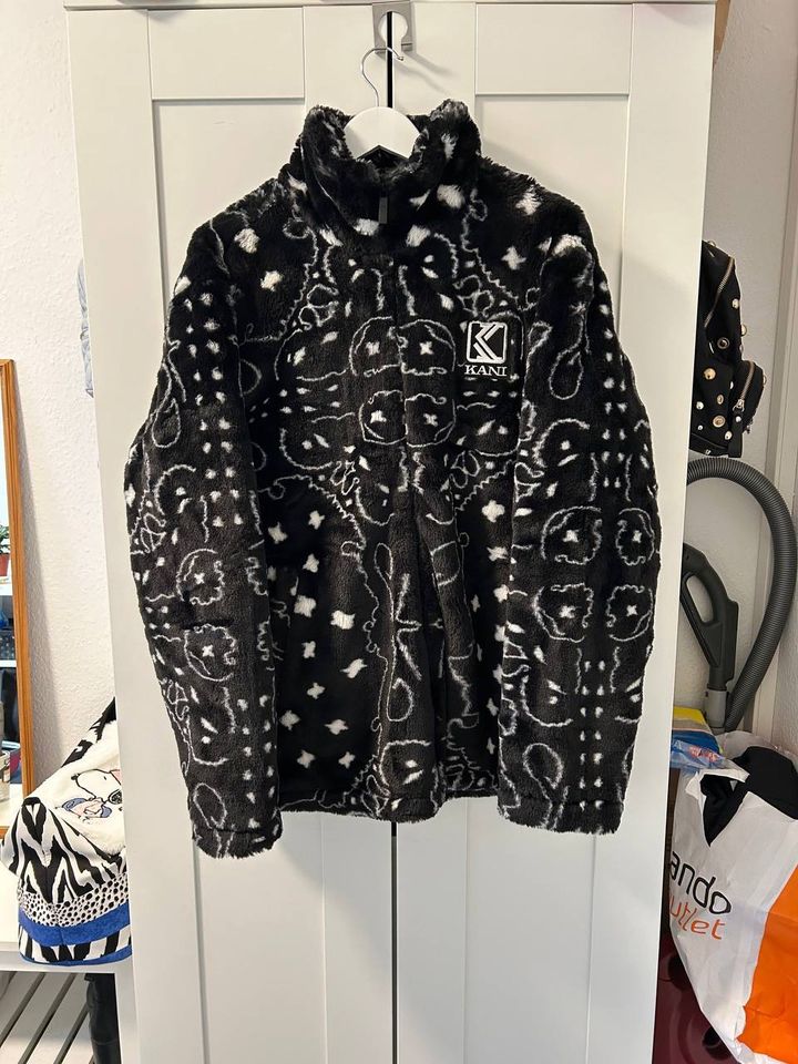 Jacke aus schwarzem Kunstpelz mit Paisleymuster in Hilden