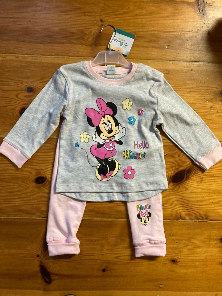 NEU Zweiteiler Schlafanzug Disney Gr. 80 86 Minnie Mouse Latzhose in Berlin