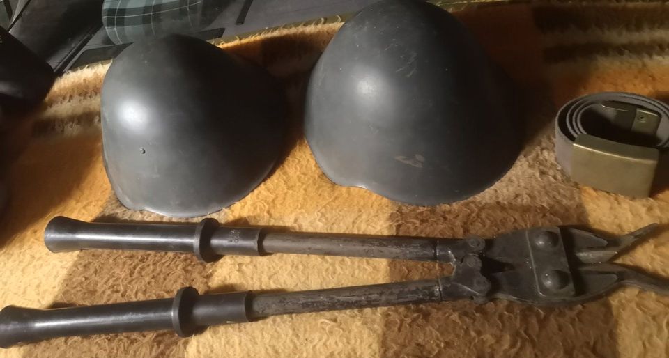 DDR Stahlhelm Nieten Helm BW Koppelschloss Drahtschere NVA Armee in Göda