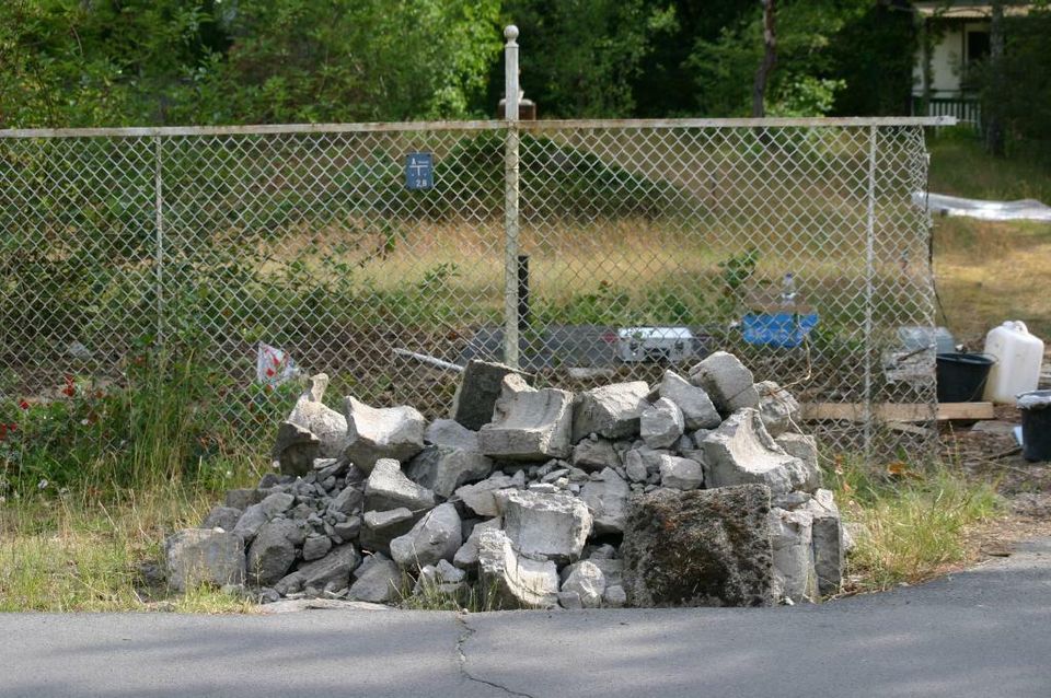 Demontage und Abriss ihrer alten Zaun-Anlage in Berlin