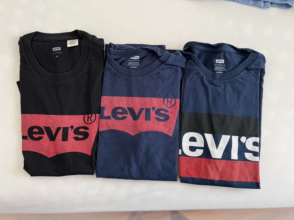 4 Levi’s T-Shirts Gr. XS / schwarz, dunkelblau, hellblau/ Herren in Alzenau