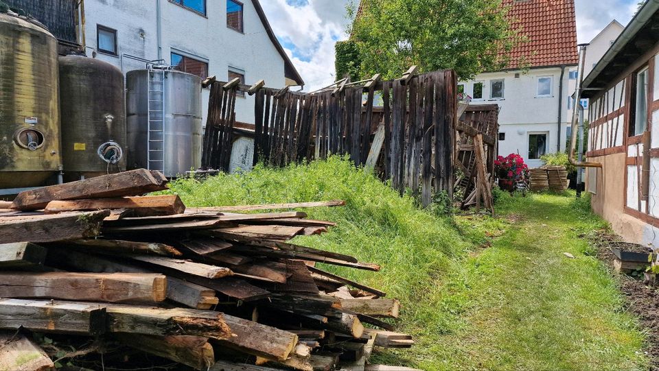 Brennholz Balken alt Holz in Löwenstein