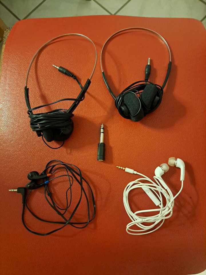 Kopf- und Ohrhörer mit Adapter in Xanten