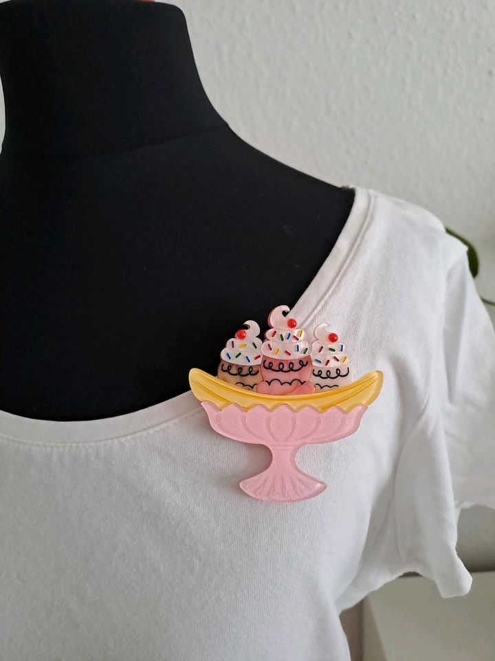 Brosche Cupcake Eis Eisbecher rosa Erstwilder Rockabella in Berlin