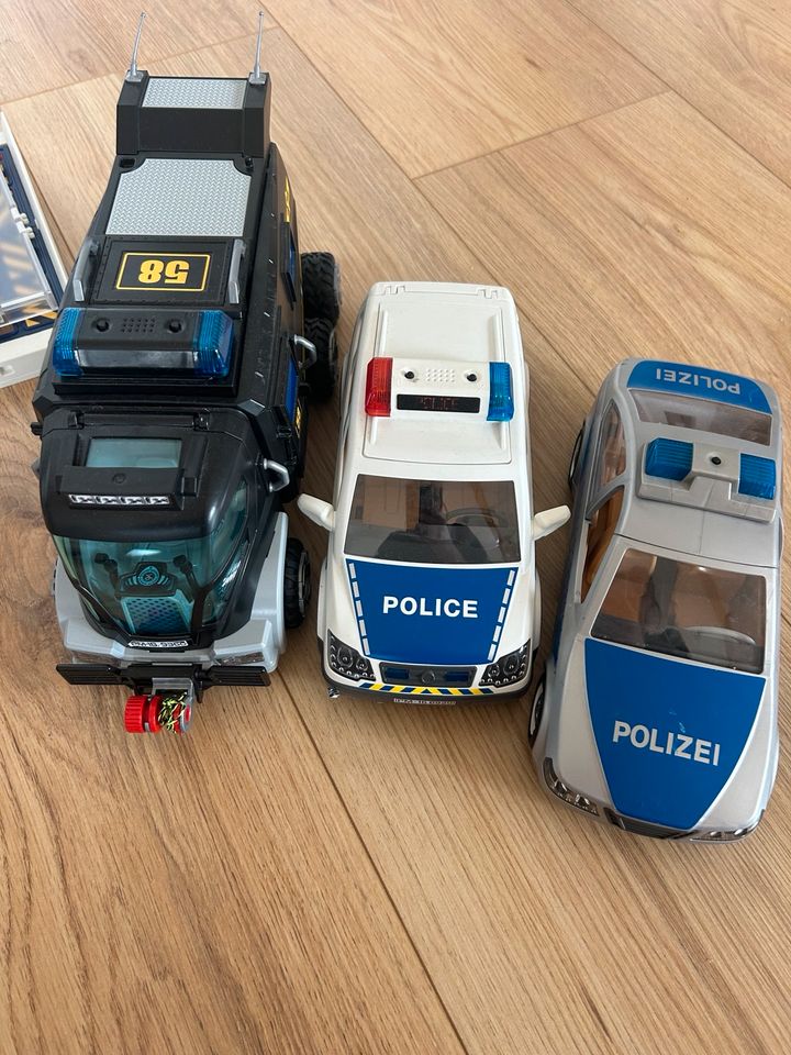 Playmobil Polizeiwache Station mit Figuren und Fahrzeuge in Kiebitzreihe