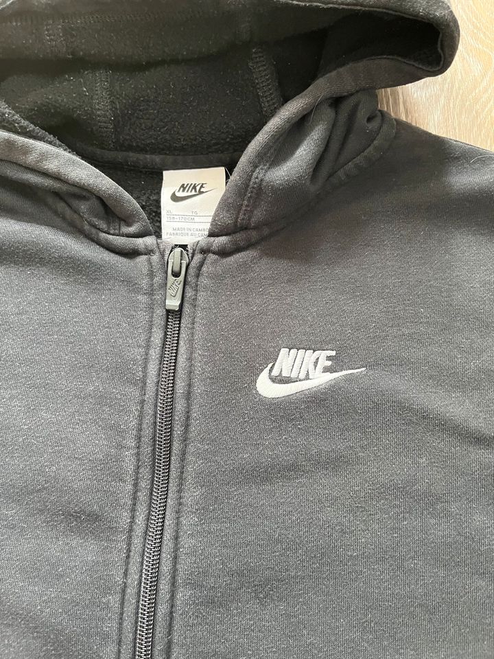 Nike Strickjacke Gr. 158-170 cm in Burg Stargard