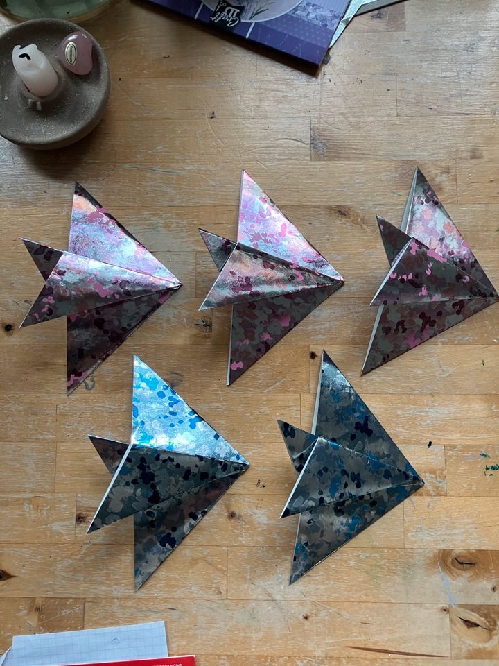 Fünf Origami-Fische in zwei unterschiedlichen Farben in Stuttgart