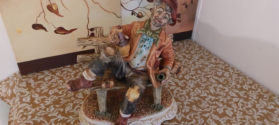 Porzellan Figur Deko Figur Mann auf einer Bank in Waldkirch