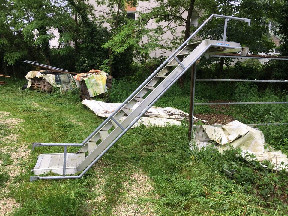 Gerüsttreppe mit  Geländer in Dedenbach