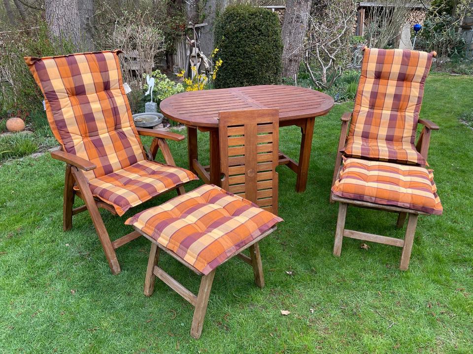 Gartentisch, 2 Gartenstühle und 2 Hocker, Teakholz ,und Polster in Lüneburg