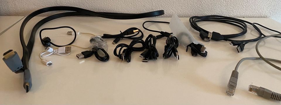 Diverse Kabel (HDMI, USB, etc.) in Essen