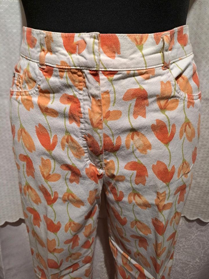 Damenhose weiß/orange floral Muster Gr.40 in Freigericht