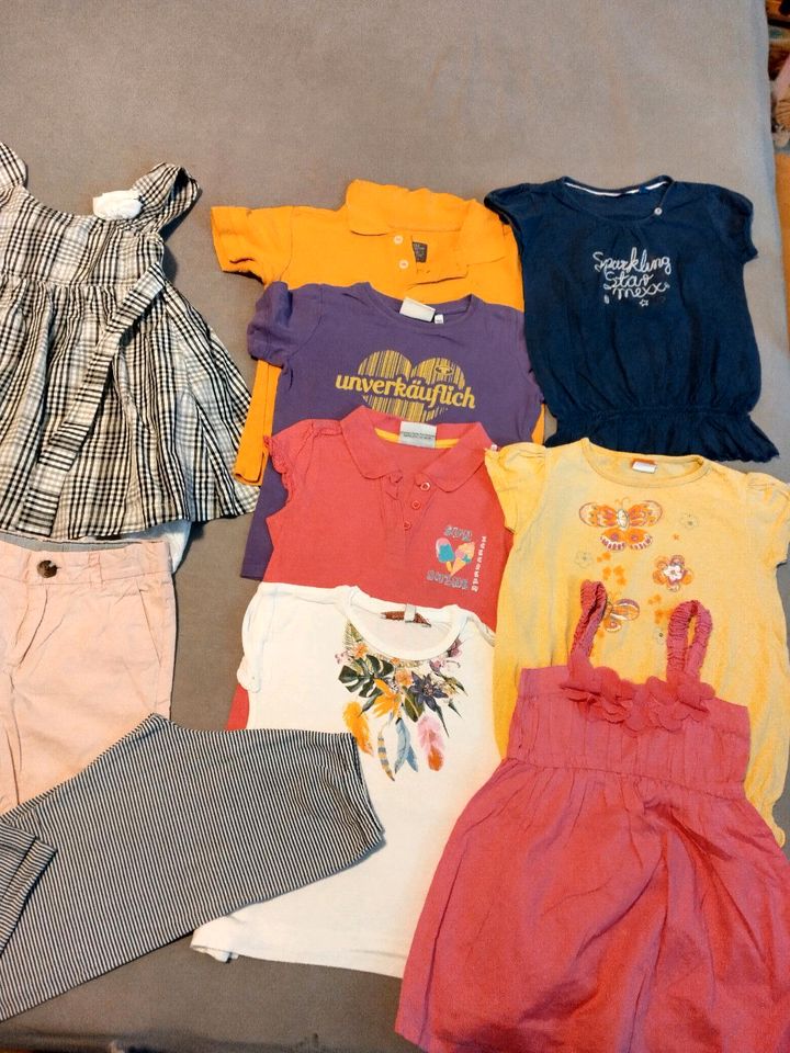 Sommerpaket Mädchenpaket Gr 104 Kleider Shirts Short in Düsseldorf