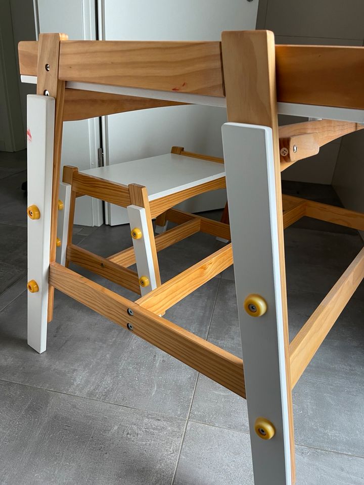 Höhenverstellbarer Kindertisch mit Bänkchen in Nürtingen