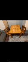 Stabiler Kindertisch mit zwei Stühlen aus massivem Holz Berlin - Tempelhof Vorschau