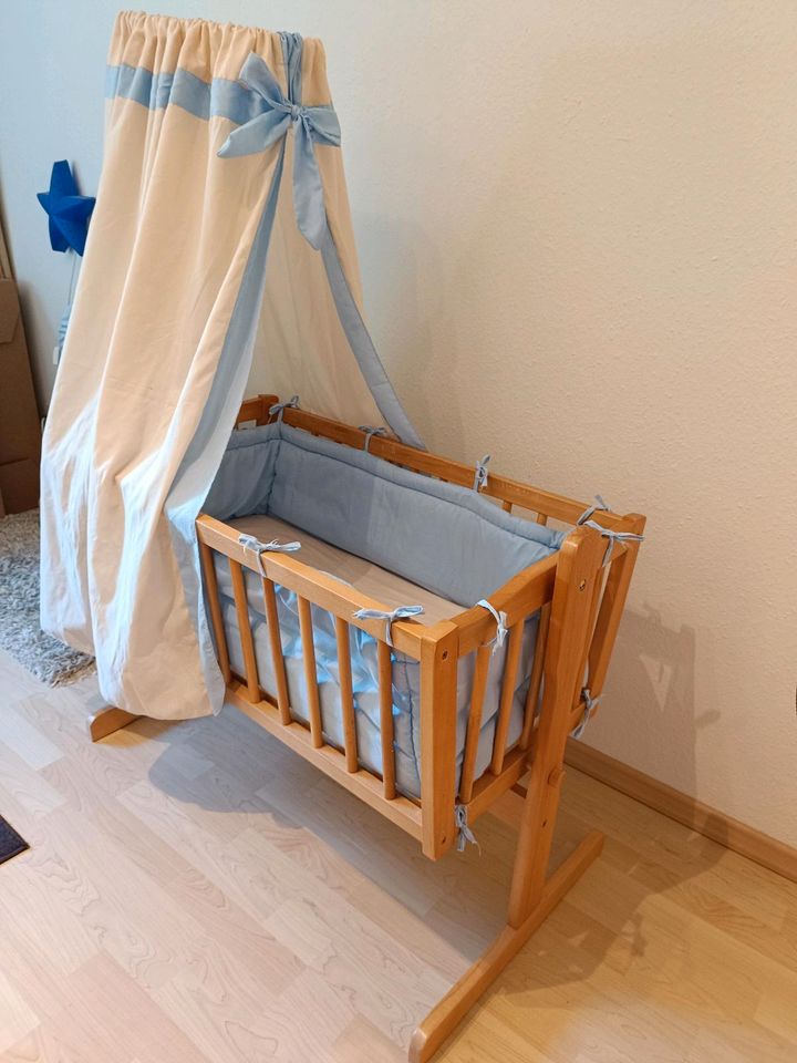 Stubenwagen Babybett mit Wiegefunktion Holz und Zubehör in Hamburg