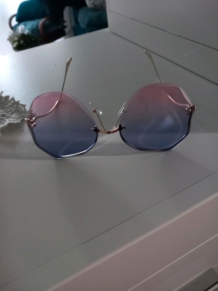 Moderne Sonnenbrille mit Goldrand, neupreis lag bei 39.90 NEU in Hamburg