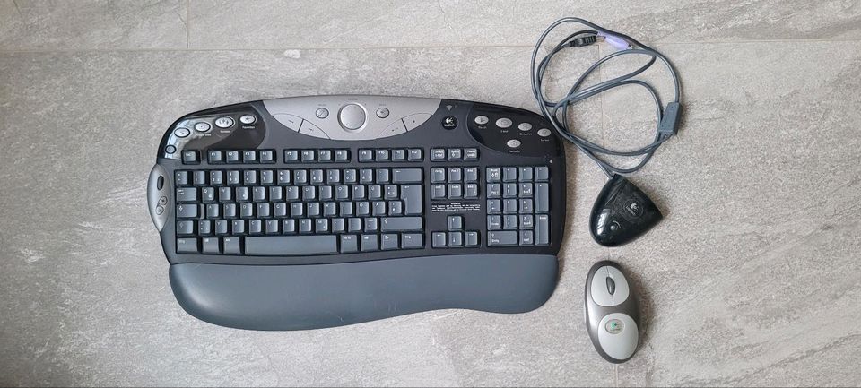 Logitech Cordless Funk-Tastatur / Keyboard mit Maus kabellos in Frielendorf